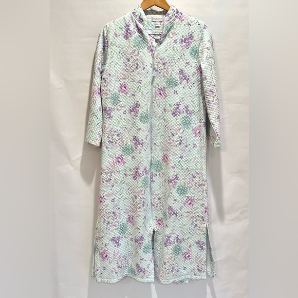 Miss Elaine Quilted Floral Robe Zip Close with Matching Short Sleeve Nightgown. - Picture 3 of 11